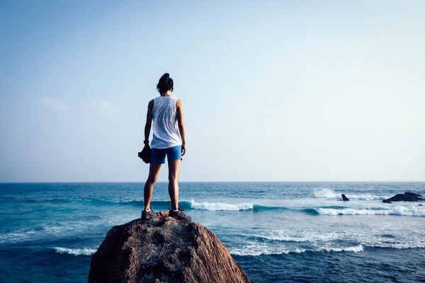 Mutige Frau Geht Die Klippe Meer — Stockfoto