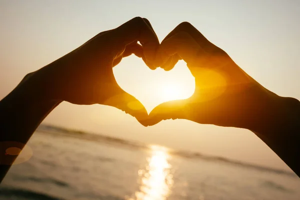 Manos Forma Corazón Contra Atardecer Sobre Mar — Foto de Stock