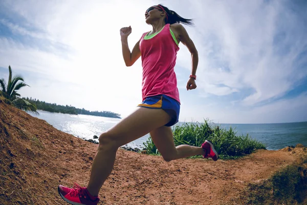 Vrouw Trail Runner Running Seaside Hills — Stockfoto