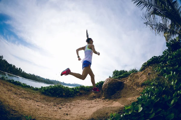 Vrouw Trail Runner Running Seaside Hills — Stockfoto