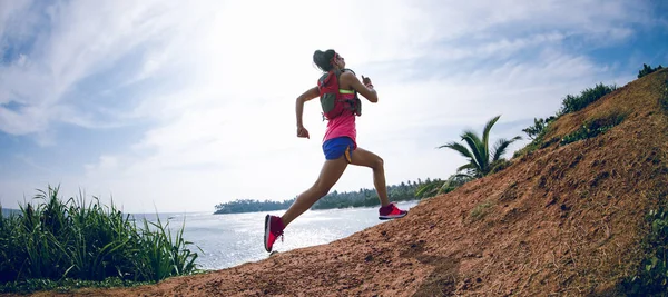 Woman Trail Runner Running Seaside Hills — Stock Photo, Image