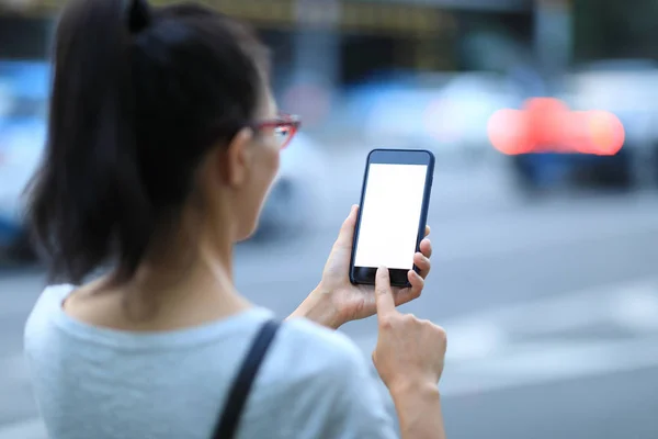 Kvinna Som Använder Smartphone Urban City — Stockfoto