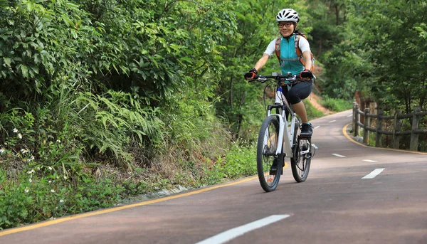 Radfahrerin Mit Mountainbike Auf Waldweg Unterwegs — Stockfoto