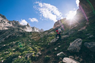 Yüksek irtifa dağlarda yürüyüş kadın yürüyüşçü  