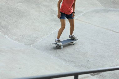 Şehirde kaykay kadın kaykay