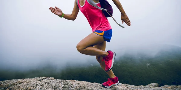 Kobieta Ultra Maratończyk Działa Mglisty Szczyt Górski — Zdjęcie stockowe
