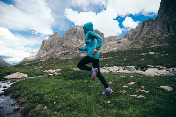 Mulher Ultra Maratona Corredor Trilha Correndo Belas Montanhas — Fotografia de Stock