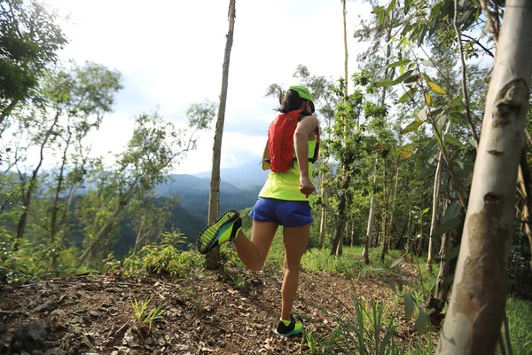 Idrottskvinna Cross Country Ultra Marathon Trail Löpare Kör Skogen — Stockfoto