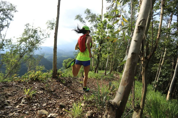 Deportiva Cross Country Ultra Marathon Trail Runner Running Forest — Foto de Stock