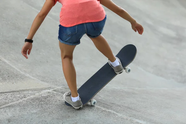 Vrouwelijke Skateboarder Skateboarden Het Skatepark Stad — Stockfoto