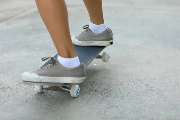 Female Skateboarder Skateboarding Skatepark City — Stock Photo, Image