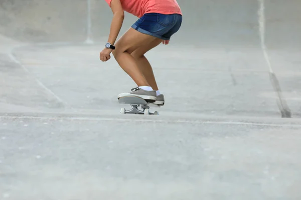 Female Skateboarder Skateboarding Skatepark City — Stock Photo, Image