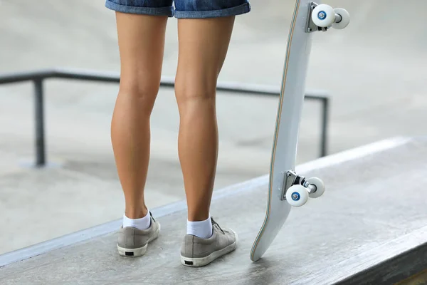 Vrouwelijke Skateboarder Skateboarden Het Skatepark Stad — Stockfoto