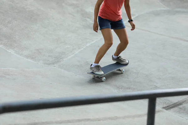 Skateboarderin Skateboardet Skatepark Der Stadt — Stockfoto