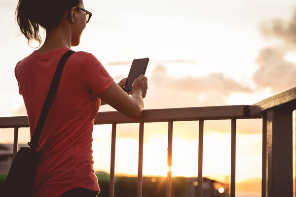 Kvinne Som Bruker Smarttelefon Solnedgang Hongkong – stockfoto