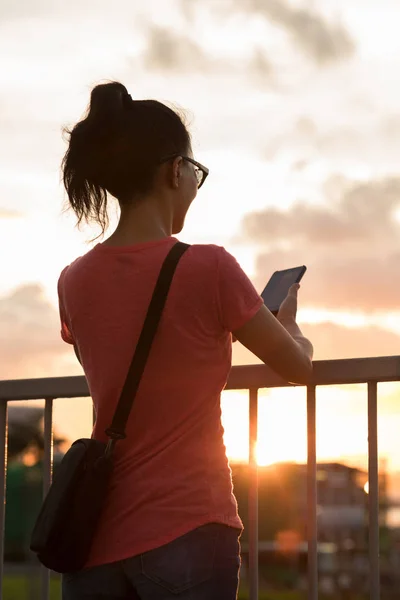Kvinne Som Bruker Smarttelefon Solnedgang Hongkong – stockfoto