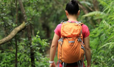 Genç kadın backpacker yaz orman dağda yürüyüş