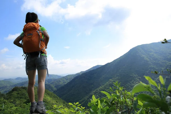 Ung Kvinna Backpacker Njut Utsikten Summer Mountain Peak — Stockfoto