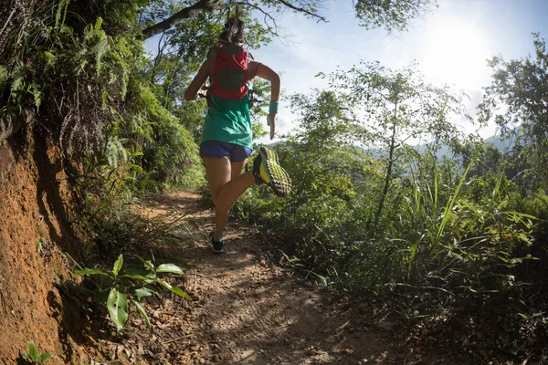 Joven Atleta Ultramaratón Corredor Senderos Corriendo Bosque Verano — Foto de Stock