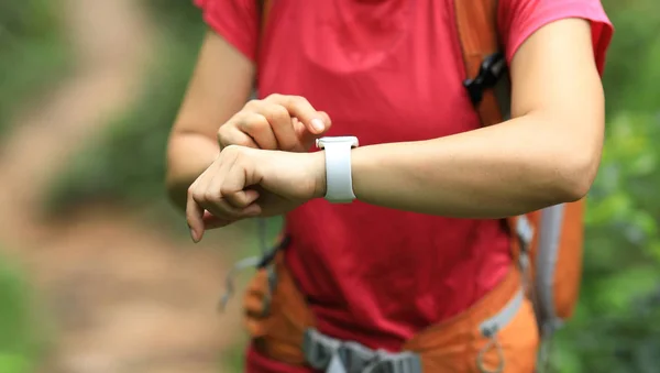 Femme Randonneur Vérifier Sur Smartwatch Sur Randonnée Voyage — Photo