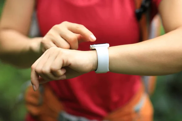 Vrouw Wandelaar Controleren Smartwatch Wandelen Reizen — Stockfoto