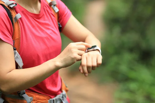 Femme Randonneur Vérifier Sur Smartwatch Sur Randonnée Voyage — Photo