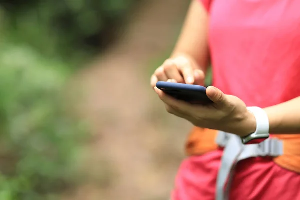 Woman Hiker Using Smartphone Hiking Travel — Stock Photo, Image