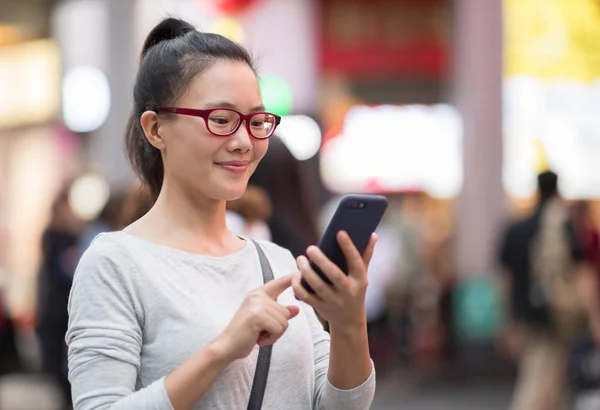 Şehirde Akıllı Telefon Kullanan Mutlu Kadın — Stok fotoğraf
