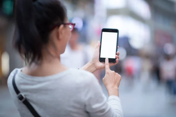 現代都市で写真を撮るスマートフォンを持つ女性 — ストック写真