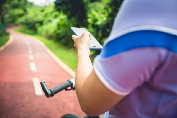 Cycliste Utilisant Smartphone Tout Faisant Vélo Sur Sentier Forestier Printemps — Photo