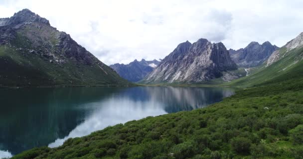 Drone Volando Sobre Lago Gran Altitud — Vídeo de stock