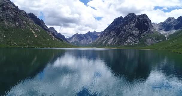 Drone Che Sorvola Lago Alta Quota — Video Stock