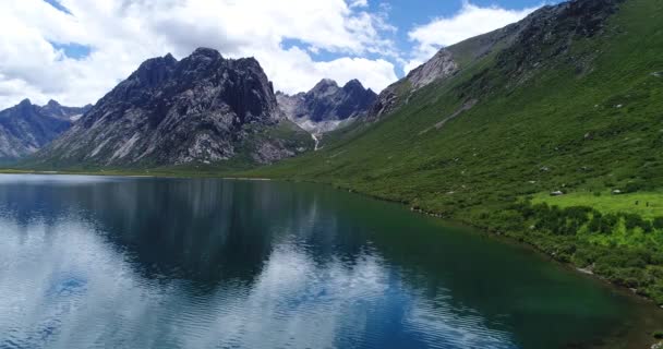 Drone Volando Sobre Lago Gran Altitud — Vídeo de stock