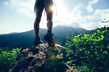 Genç kadın backpacker yaz dağ zirvesinde görünümü zevk