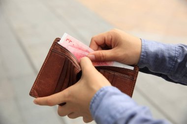 Sokakta cüzdanından para yaptırmayı eller