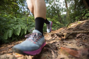 Tropikal orman yolunda koşan ultra maraton koşucusu kadın.