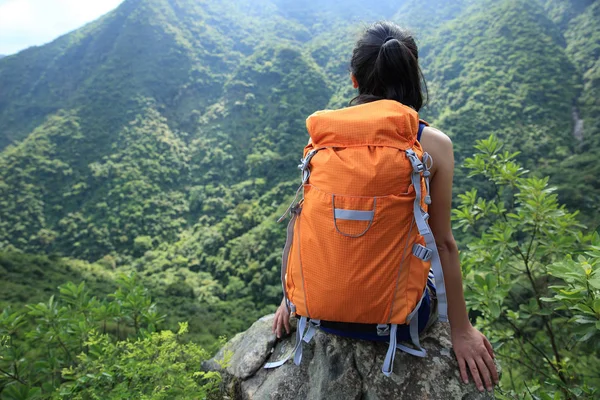 Młoda Kobieta Backpacker Cieszyć Się Widokiem Letnim Szczycie Góry — Zdjęcie stockowe