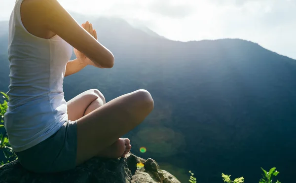 Yoga Femme Méditant Sur Sommet Montagne Bord Falaise Lever Soleil — Photo