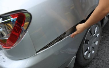 Sokakta araba kazası, şehirde çarpışmadan sonra hasar gören otomobiller