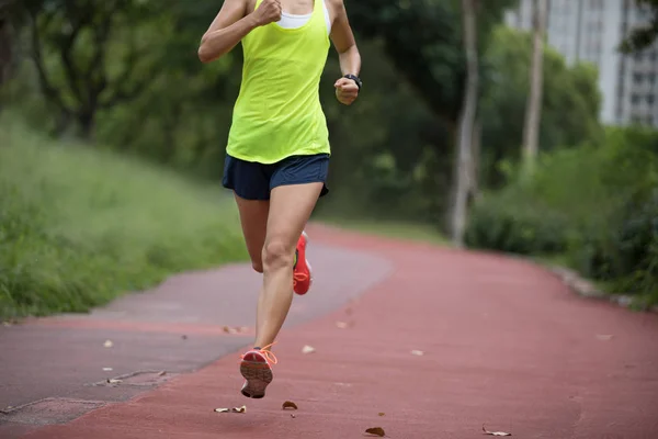 Fitness Sportif Kadın Koşucu Parkta Koşu Pistinde Çalışan — Stok fotoğraf
