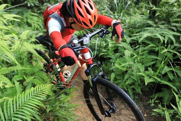 Vermoeide Vrouw Fietser Hebben Een Rust Terwijl Cross Country Fietsen — Stockfoto