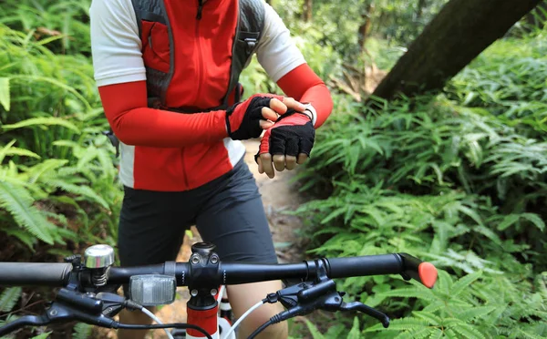 Montar Colina Verano Mujer Establece Smartwatch Mientras Monta Bicicleta Bosque —  Fotos de Stock