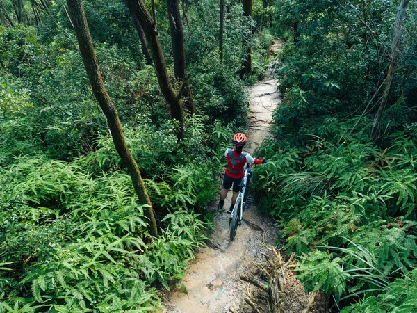 Mujer Ciclista Con Una Montaña Caminando Bosque Tropical — Foto de Stock