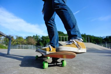 Şehirde kaykay parkı kaykay kaykay