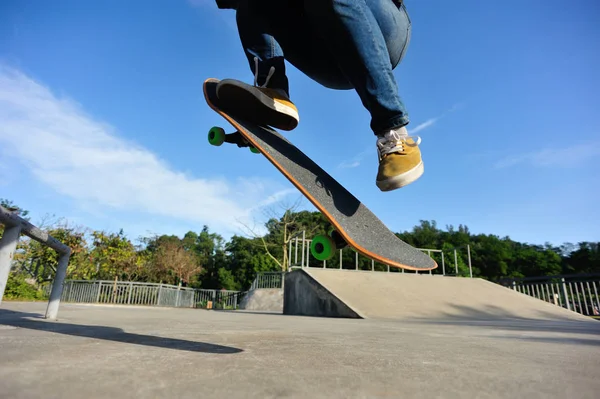 Skateboarder Skateboard Dans Skate Park Ville — Photo