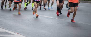 Şehir yolda çalışan kimliği belirsiz maraton sporcular bacaklar
