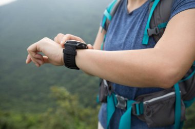 Dağın tepesindeki akıllı yürüyüşçüye bakıyorum.