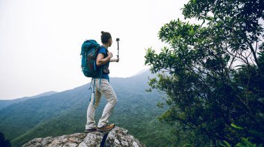 Ormanda Yürüyüş Kadın aksiyon kamerası ile Selfie çekiyor