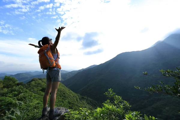 Ung Kvinna Backpacker Njut Utsikten Summer Mountain Peak — Stockfoto