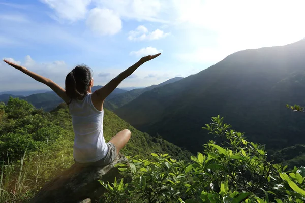 Yoga Kvinna Öva Mountain Peak — Stockfoto